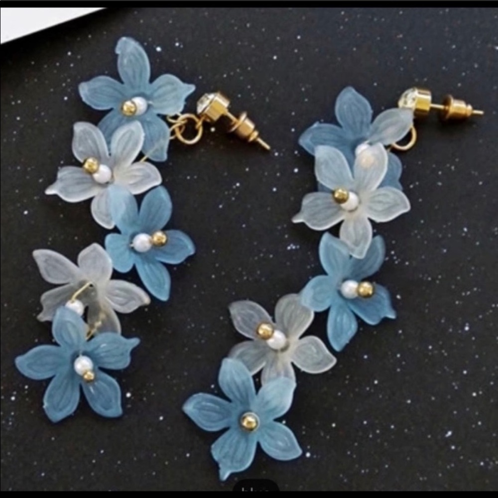 Last 1 💕Cascading flower dangle earrings NWT 🌸✨